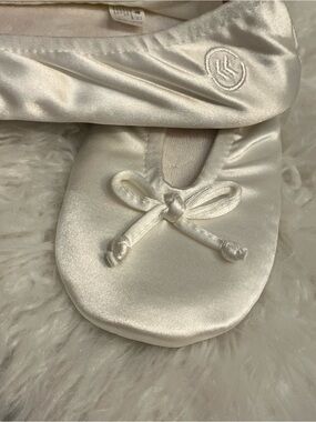 isotoner Satin Ballet Slippers in Ivory White Bride Wedding NWOT